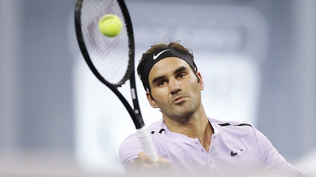 Roger Federer punktet nach einem Netzvorstoss