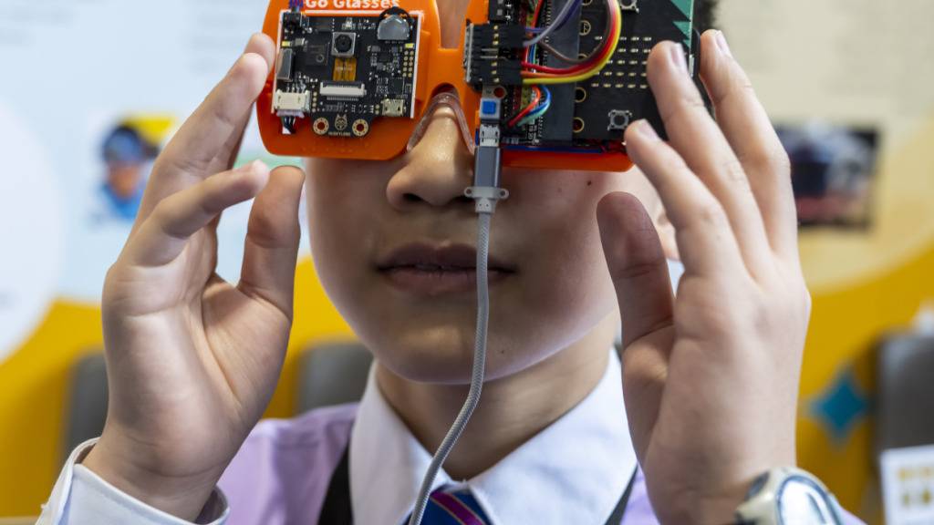 Yik Him Ho aus Hongkong hat eine Brille entwickelt, die Gegenstände erkennt und in Sprachhinweise übersetzt.