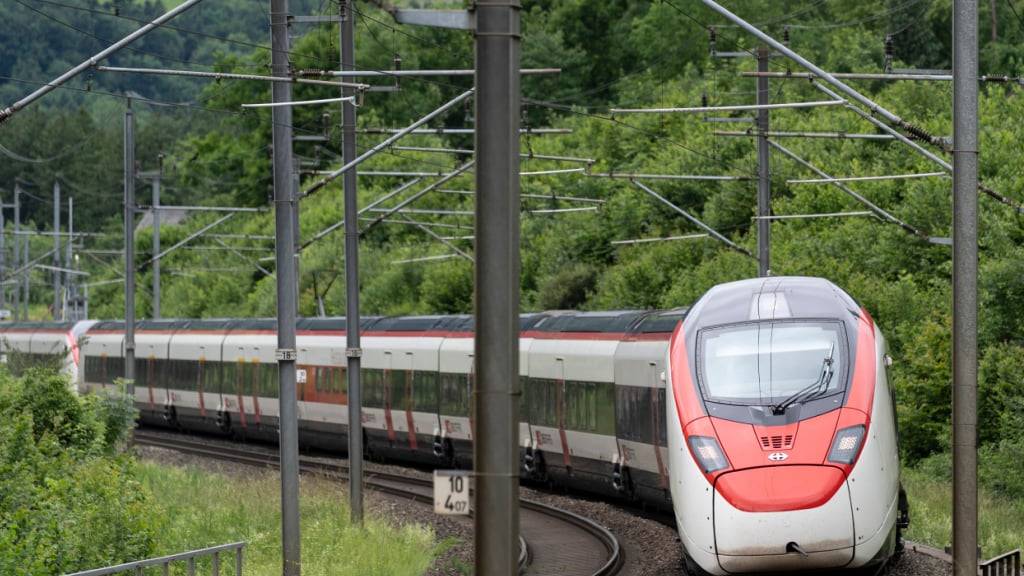 Höhere Unterhaltskosten für Rollmaterial und rückläufige Güterverkehrserträge belasten das Halbjahresergebnis der SBB. (Archivbild)