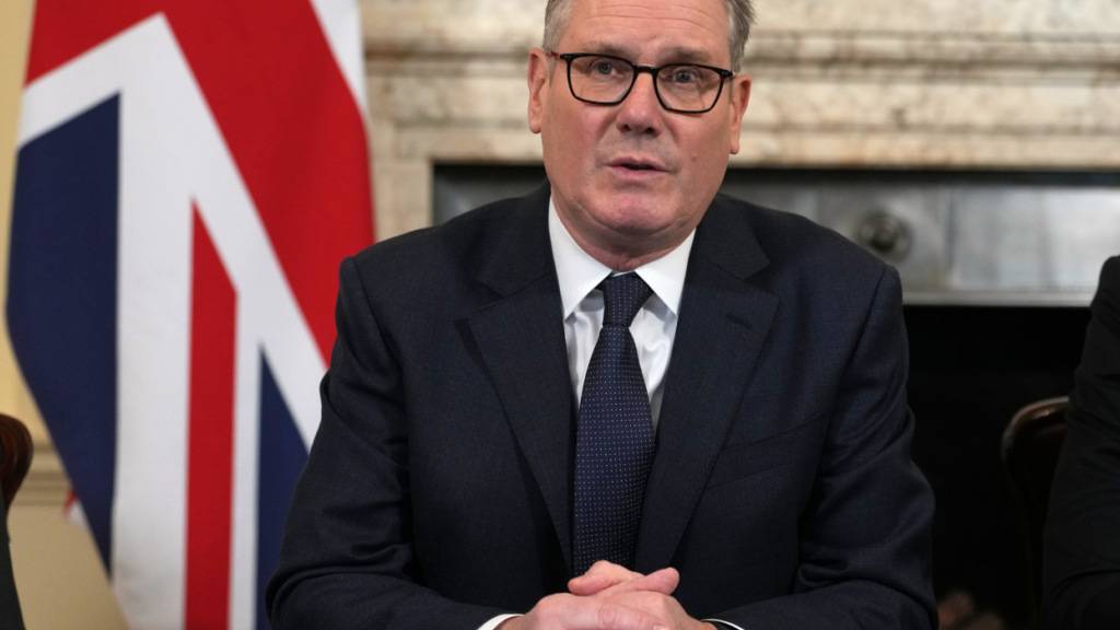 Der britische Premierminister Keir Starmer hält eine Rede am Anfang der Kabinettssitzung anlässlich des vierten Jahrestages der russischen Invasion in der Ukraine in der Downing Street in London. Foto: Kin Cheung/Pool AP/AP/dpa