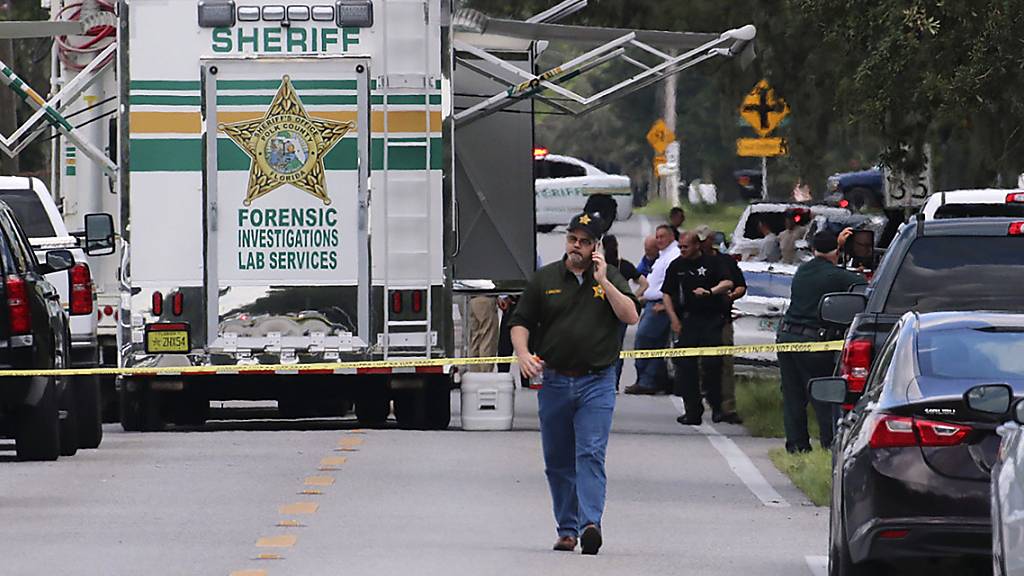 Beamte des Sheriffs von Polk County (Florida) arbeiten am Tatort einer Schiesserei mit mehreren Toten.