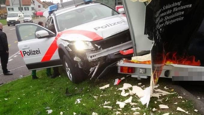 Polizeiauto knallt in Imbisswagen