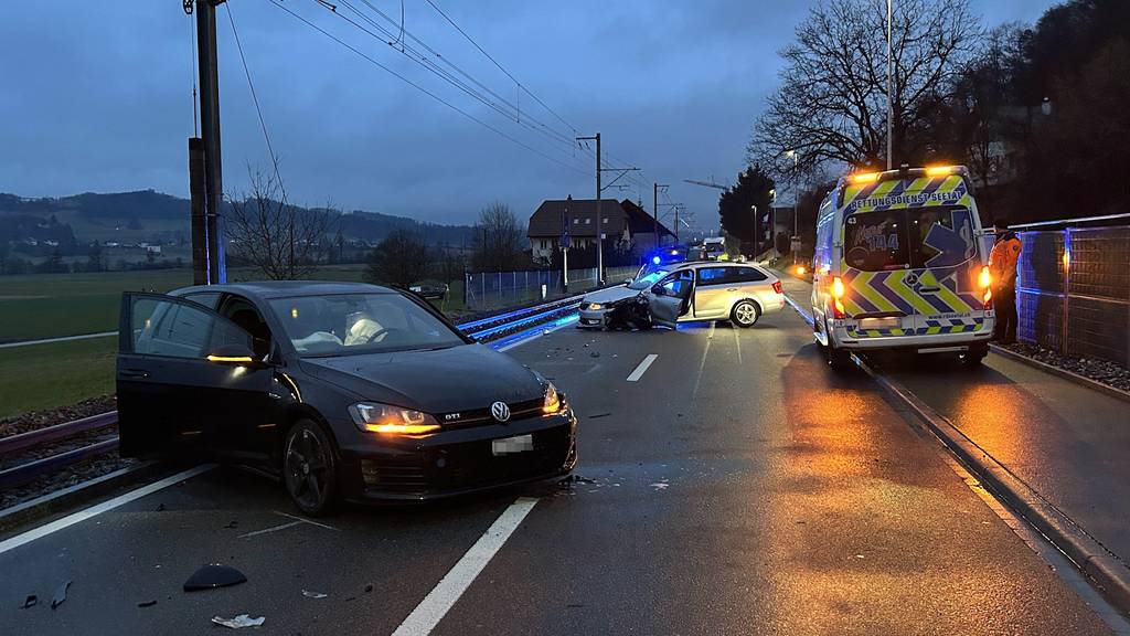 Auto gerät nach Zusammenstoss in Leimbach auf Bahngleise