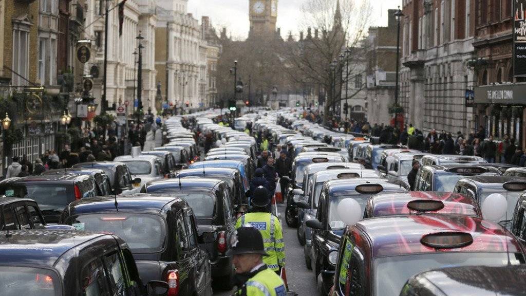 Tausende Taxis blockieren die Strassen Londons.