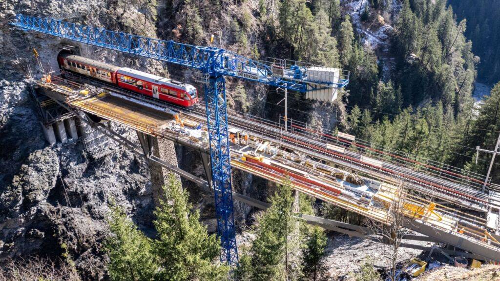 Bahnstrecke Chur-Arosa wegen neuer Brücke für zwei Wochen gesperrt