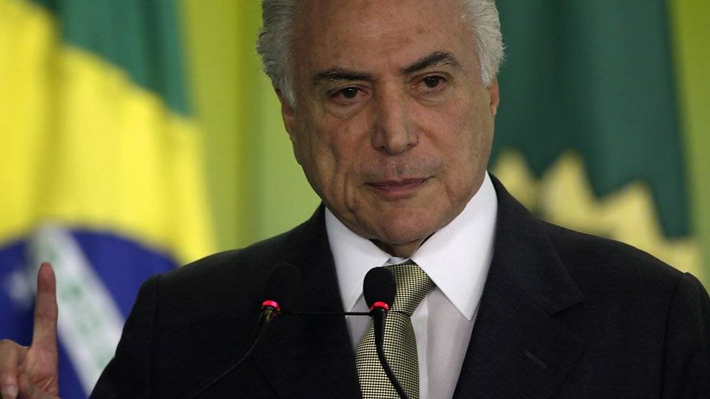 Brasiliens Staatschef Michel Temer hat seine Meinung geändert. Nach einer Absage will er nun Ende Woche doch am G20-Gipfel in Deutschland teilnehmen. Zu Hause droht ihm ein Prozess wegen des Vorwurfs der Annahme von Schmiergeldern.