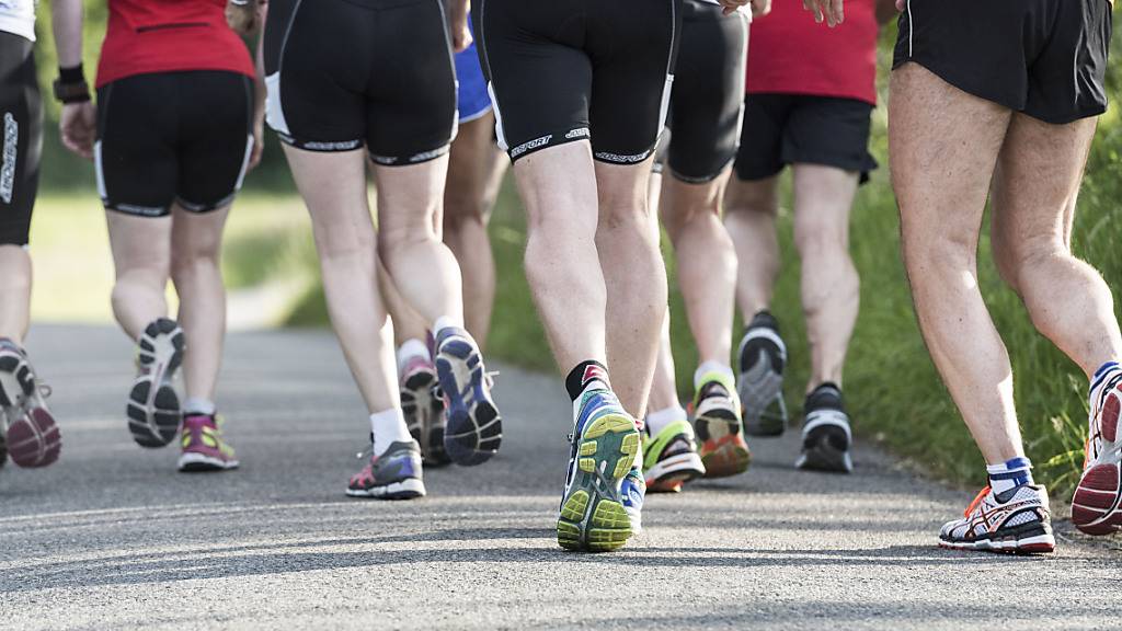 Frauen profitieren eine Studie zufolge von der gleichen Joggingrunde mehr als Männer. (Archivbild)