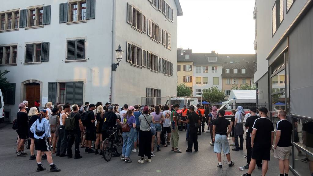 Sonderparteitag der SVP durch linke Demo gestört