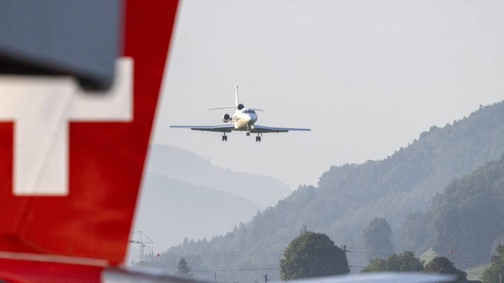Der Bundesratsjet mit Bundespräsidentin Karin Keller-Sutter und Bundesrat Guy Parmelin landete am Donnerstagmorgen in Bern. Die beiden Bundesräte waren mit einer kleinen Delegation in Washington gewesen, um die hohen Zölle für die Schweiz abzuwenden. Doch diese traten am Donnerstag in Kraft.