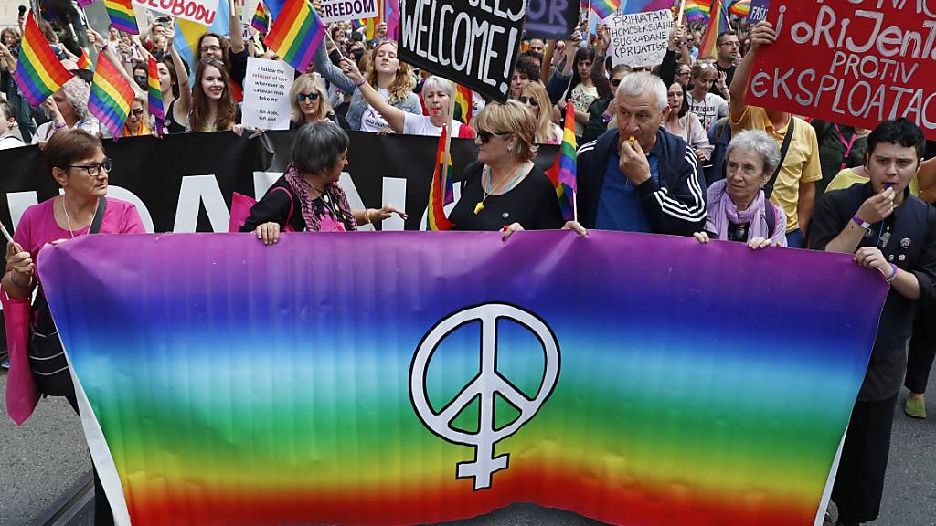 Mehr als 1000 Menschen bei der ersten Pride-Parade