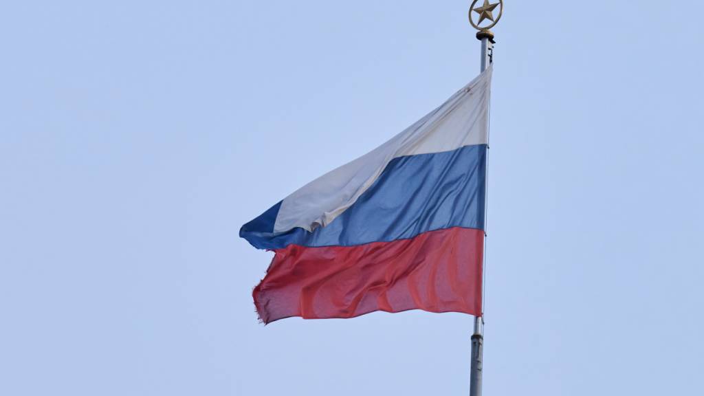 ARCHIV - Die Flagge Russlands weht auf der russischen Botschaft. Foto: Annette Riedl/dpa/Archiv