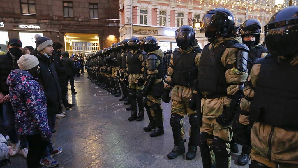 Polizisten sperren während eines Protestes gegen die Inhaftierung des Oppositionsführers Nawalny eine Strasse.