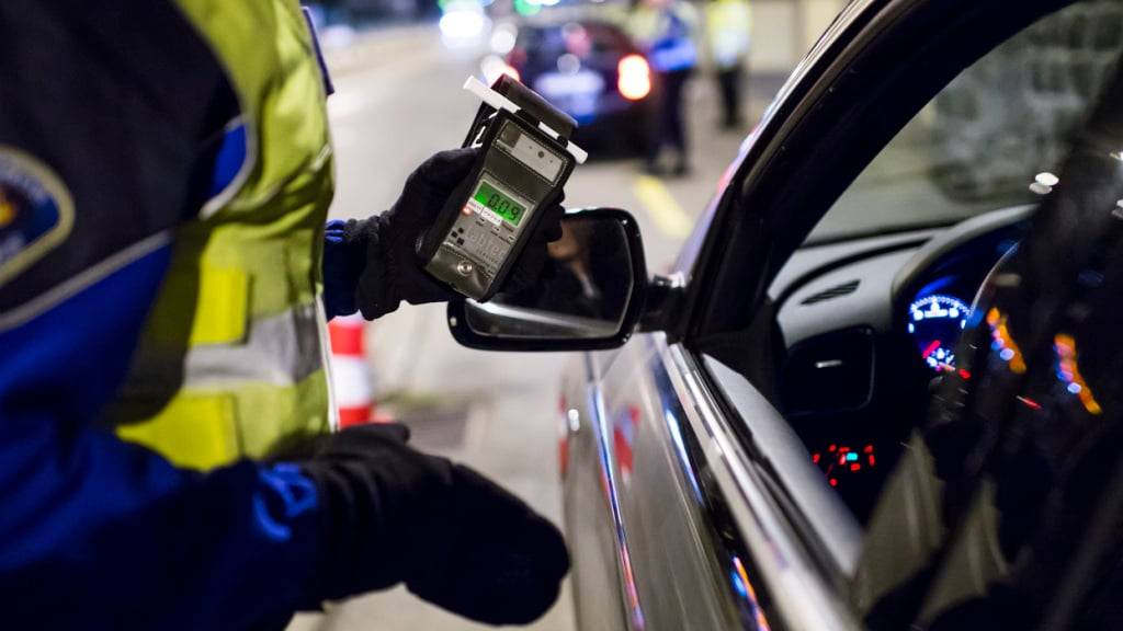 Die Kantonspolizei St. Gallen erwischte gleich mehrere alkoholisierte Personen im Auto oder auf dem Mofa und E-Bike. (Symbolbild)