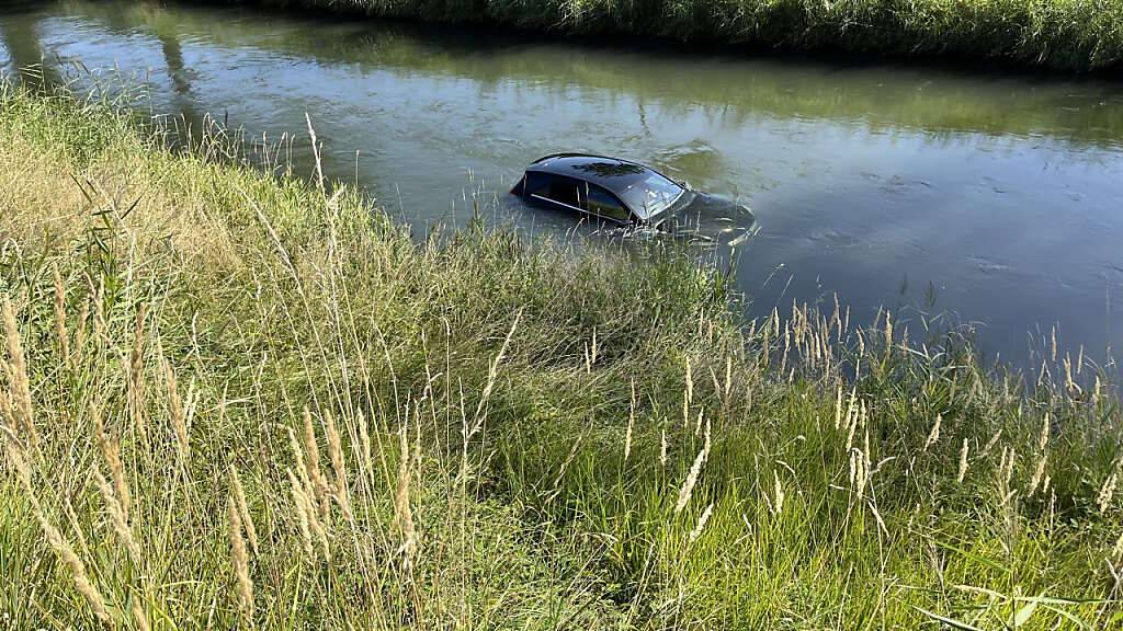 Das Auto kam erst im Kanal neben der Strasse zum Stillstand.