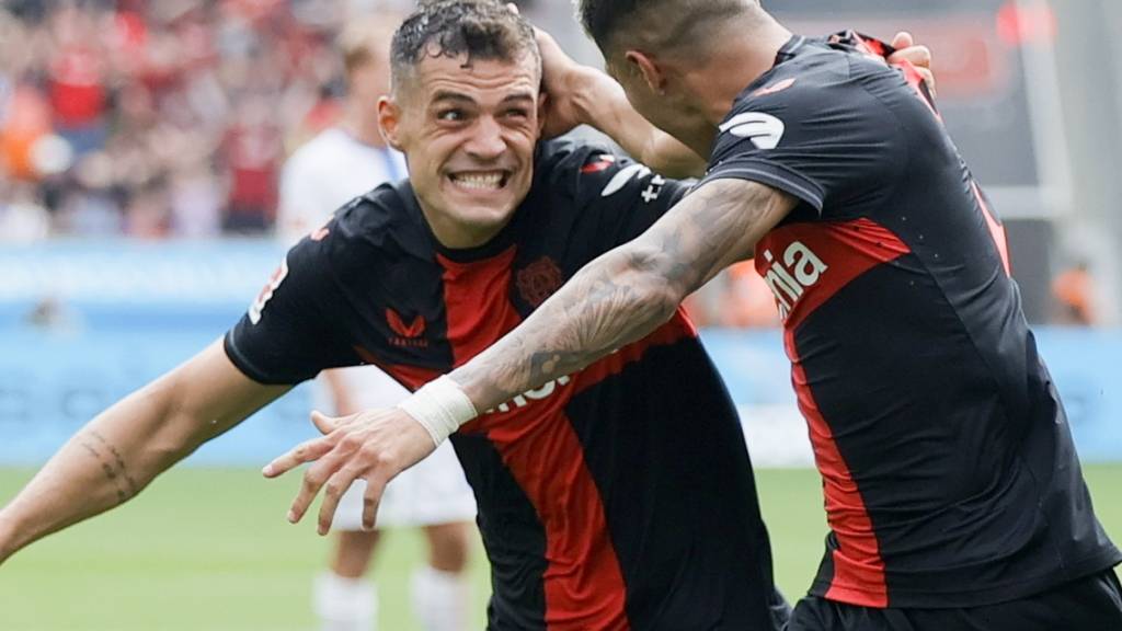 Granit Xhaka jubelt mit dem 2:1-Torschützen Exequiel Palacios