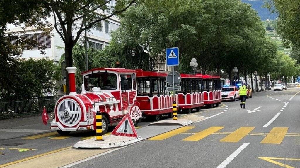Von diesem Touristenzug wurde die Frau beim Überqueren eines Fussgängerstreifens in Sitten erfasst.