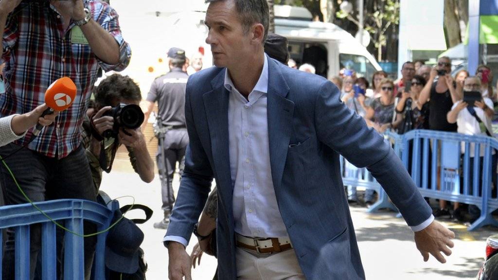 Ihm bleiben fünf Tage bis zum Haftantritt: Iñaki Urdangarín, der wegen Veruntreuung öffentlicher Gelder verurteilte Schwager des spanischen Königs Felipe VI. - hier beim Eintreffen am Gerichtsgebäude in Palma de Mallorca.