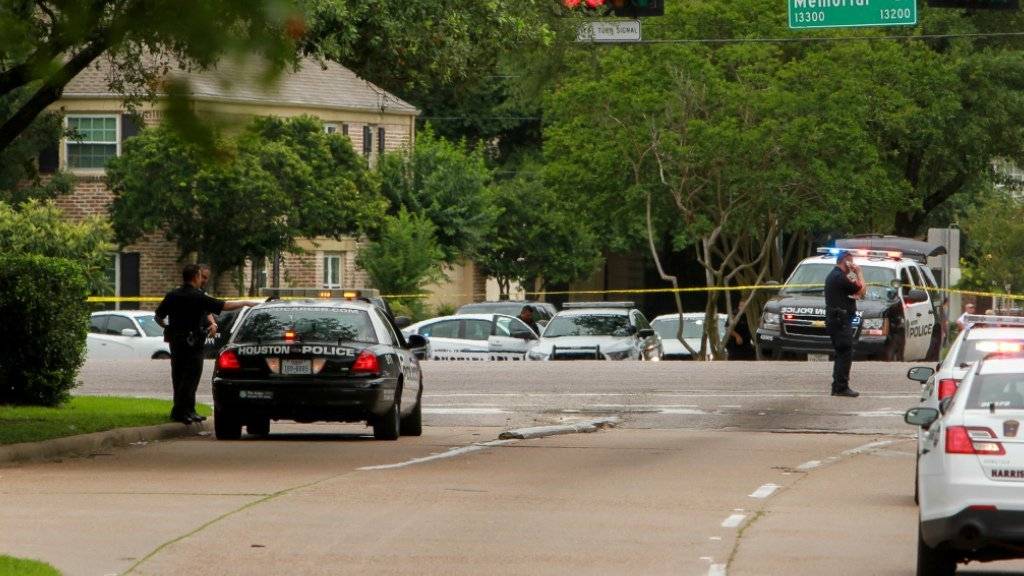 Polizisten riegeln den Ort des Schusswechsels in Houston ab.