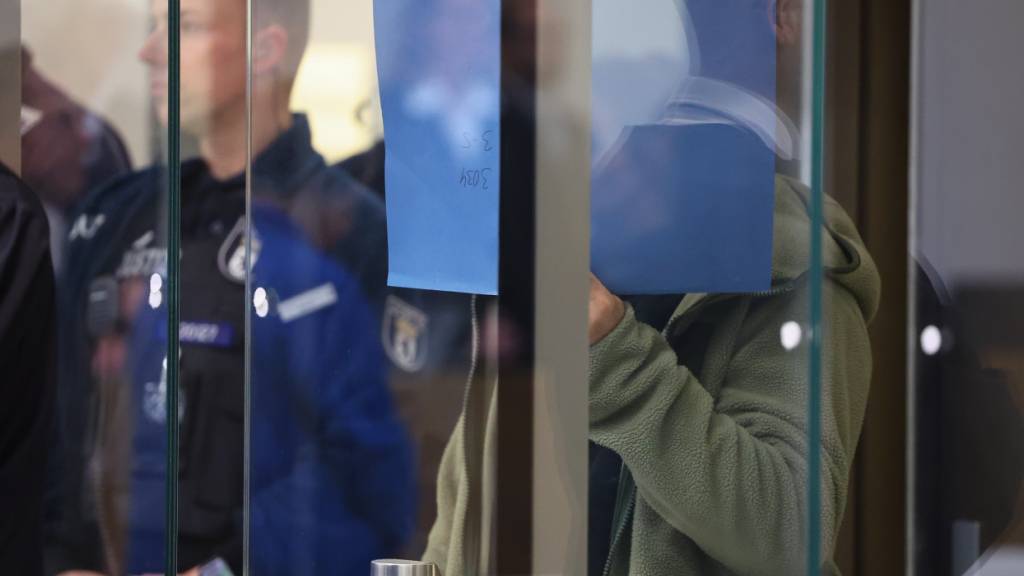 ARCHIV - Einer der beiden im Libanon geborenen Angeklagten wird zum Prozess gegen insgesamt vier mutmaßliche Mitglieder der radikal-islamistischen Hamas in das Kammergericht geführt. Foto: Fabrizio Bensch/Reuters Pool/dpa
