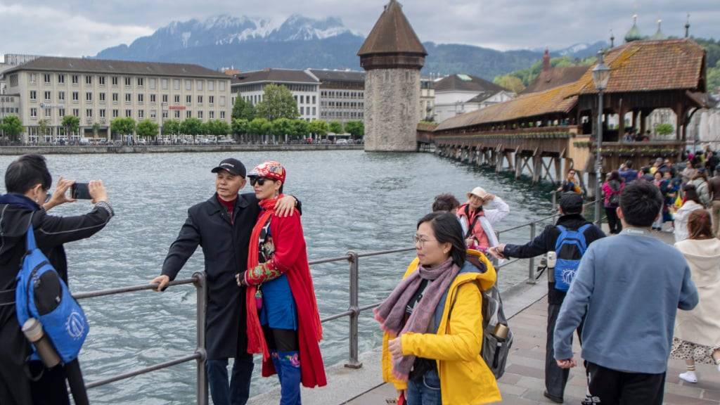 Im August haben die Hotelbuchungen aus China stark zugelegt: Touristen einer grossen chinesischen Reisegruppe ziehen durch die Stadt Luzern. (Archivbild)