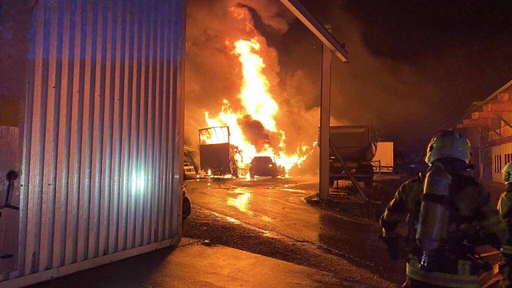 Mehrere Fahrzeuge in Granges FR fielen den Flammen zum Opfer.