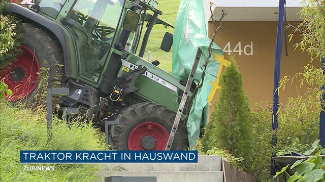 100‘000 Franken Schaden: Traktor rollt in Hauswand