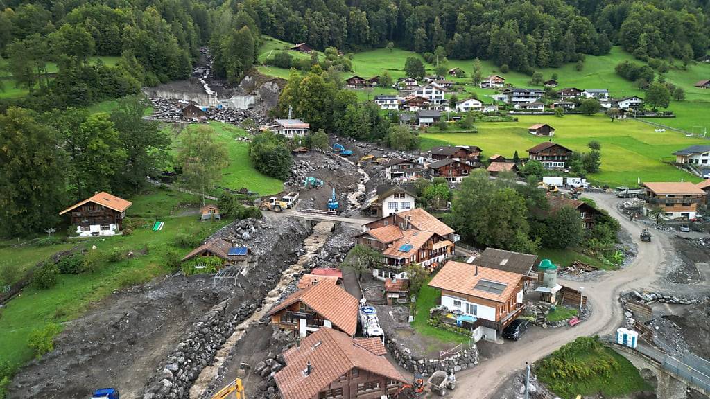 Nach Unwettern trat der Mühlebach am 12. August 2024 über die Ufer und verwüstete den Brienzer Ortsteil Aenderdorf. Einen Monat später waren die groben Räumungsarbeiten erledigt. (Archivbild)