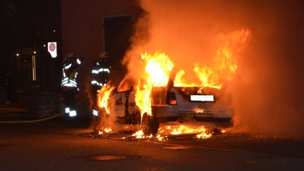 In Laufen BL wurde ein Auto durch einen Brand vollständig zerstört (Bild). Auch in Rufi SG kam es zu einem Autobrand.