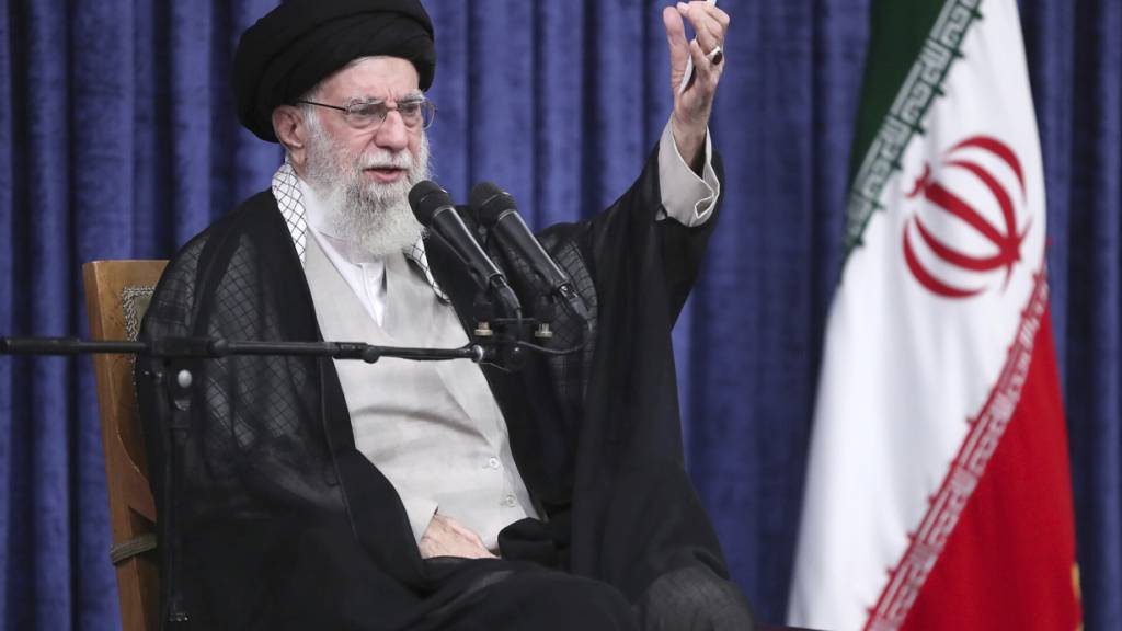 HANDOUT - Auf diesem Foto, das von der offiziellen Website des Büros des Obersten Führers des Iran veröffentlicht wurde, spricht der oberste Führer Ajatollah Ali Chamenei bei einem Treffen mit Justizbeamten. Foto: Uncredited/Office of the Iranian Supreme Leader via AP/dpa - ACHTUNG: Nur zur redaktionellen Verwendung und nur mit vollständiger Nennung des vorstehenden Credits