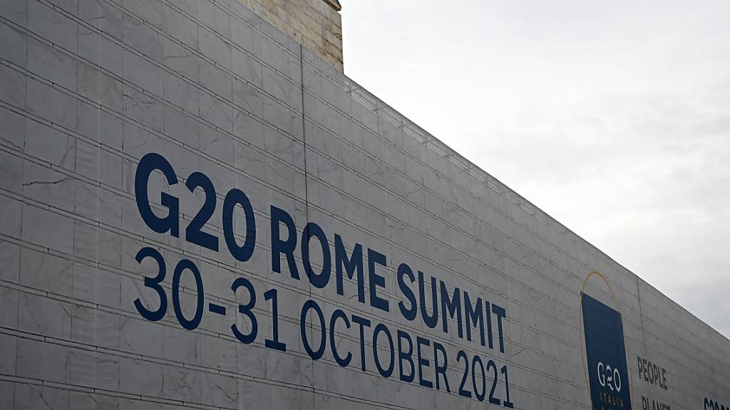 An der Halle des Pressezentrums des diesjährigen G20-Gipfels hängt ein großes Banner mit der Aufschrift «G20 Gipfel 30-31 Oktober 2021». Foto: Johannes Neudecker/dpa