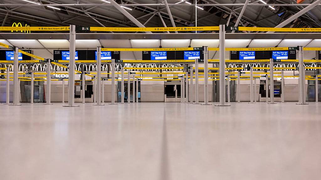 Der Bereich des Check-In Schalter im Flughafen Köln/Bonn war am Mittwochabend menschenleer.