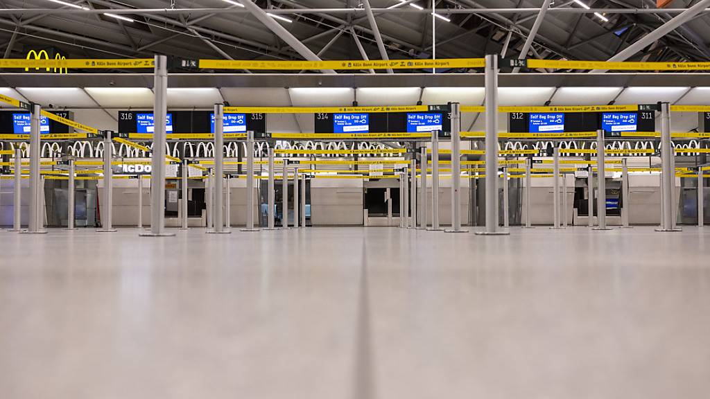 Der Bereich des Check-In Schalter im Flughafen Köln/Bonn war am Mittwochabend menschenleer.