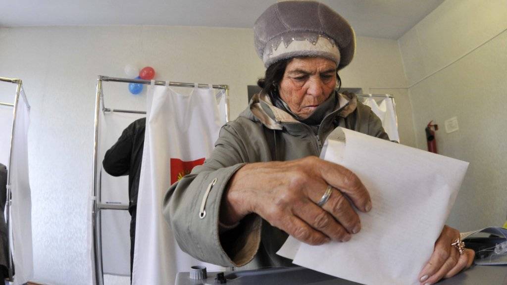 Eine Frau gibt ihre Stimme ab bei den Parlamentswahlen in Russland, die mit der Öffnung der Wahllokale auf der Halbinsel Kamtschatka begonnen haben.
