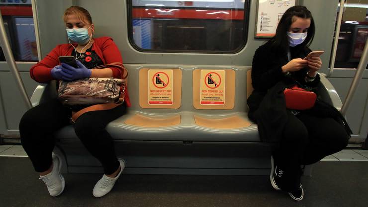 Social Distancing ist zu einem beinahe überall anzutreffenden Handlungsanspruch geworden: Szene in einer U-Bahn in Madrid.