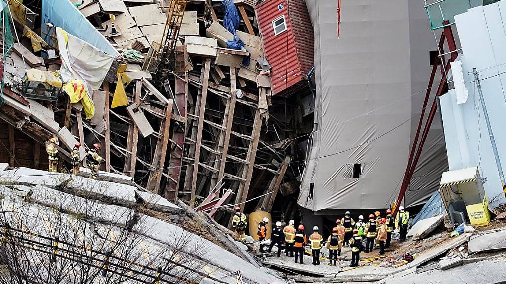 dpatopbilder - Rettungskräfte am Unglücksort in Gwangmyeong. Foto: Hong Ki-won/Yonhap via AP/dpa