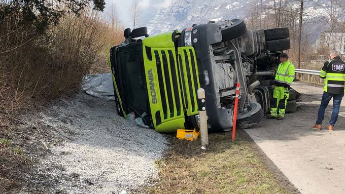 Lastwagen umgekippt – Fahrerin leicht verletzt