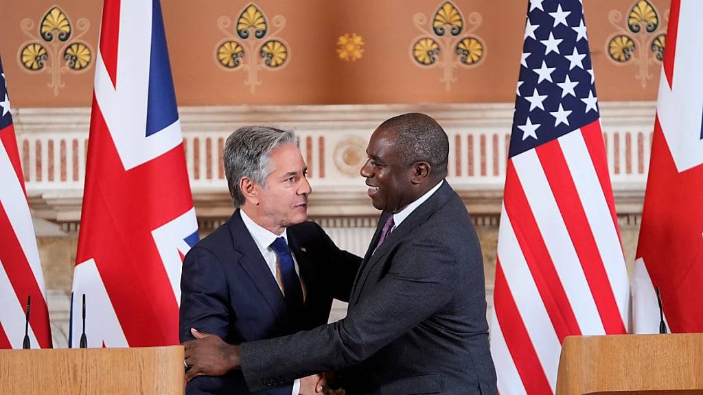 US-Außenminister Antony Blinken (l) und der britische Außenminister David Lammy in London. Foto: Mark Schiefelbein/AP Pool/AP/dpa