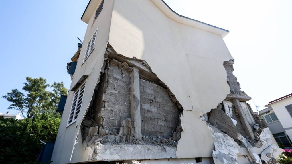Ein stark beschädigtes Haus. Die Küstenstadt war vom stärksten Erdbeben seit 40 Jahren rund um die Großstadt Neapel besonders betroffen. Foto: Alessandro Garofalo/LaPresse via ZUMA Press/dpa