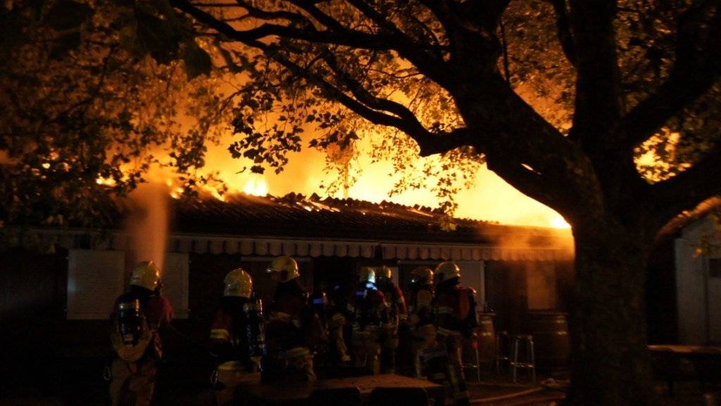 Ein Vereinsheim in Zug ist in der Nacht auf Sonntag bei einem Brand stark beschädigt worden.