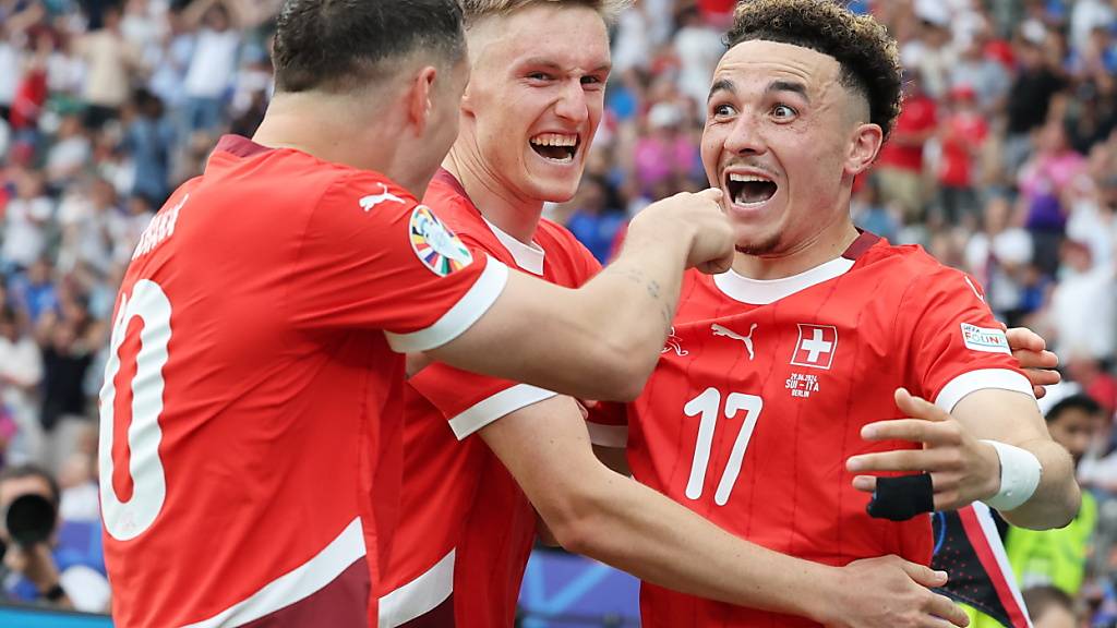 Die Nationalspieler Ruben Vargas (rechts) und Granit Xhaka (links) fehlen im Training am Mittwoch