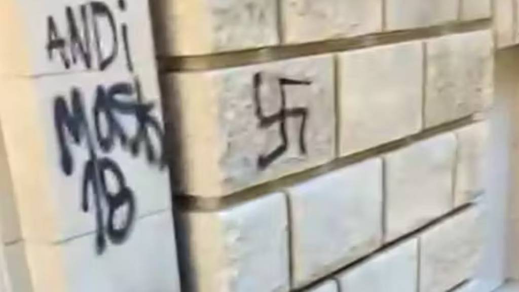 Unbekannte sprühen Nazi-Symbole an Zürcher Zentralbibliothek