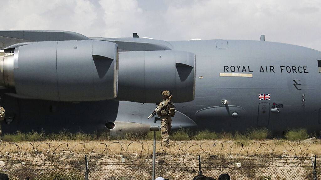 HANDOUT - Britische Soldaten vor einem Flugzeug der Royal Air Force auf dem Flughafen in Kabul. Foto: Lphot Ben Shread/Ministry of Defence/AP/dpa - ACHTUNG: Nur zur redaktionellen Verwendung im Zusammenhang mit der aktuellen Berichterstattung und nur mit vollständiger Nennung des vorstehenden Credits