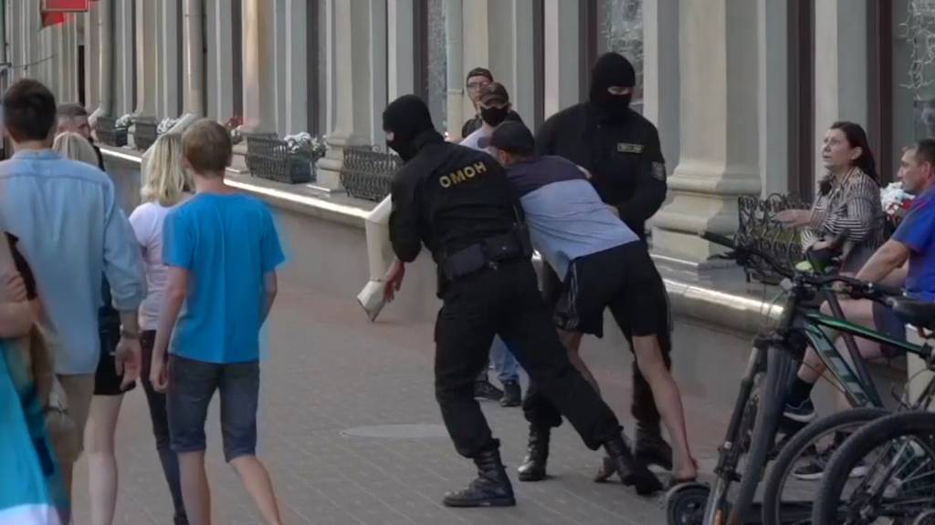 Brutale Verhaftungen in Minsk: Präsidentschaftskandidatin flieht