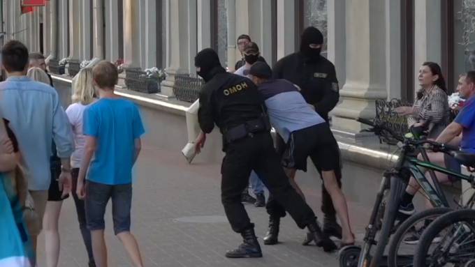 Brutale Verhaftungen in Minsk: Präsidentschaftskandidatin flieht
