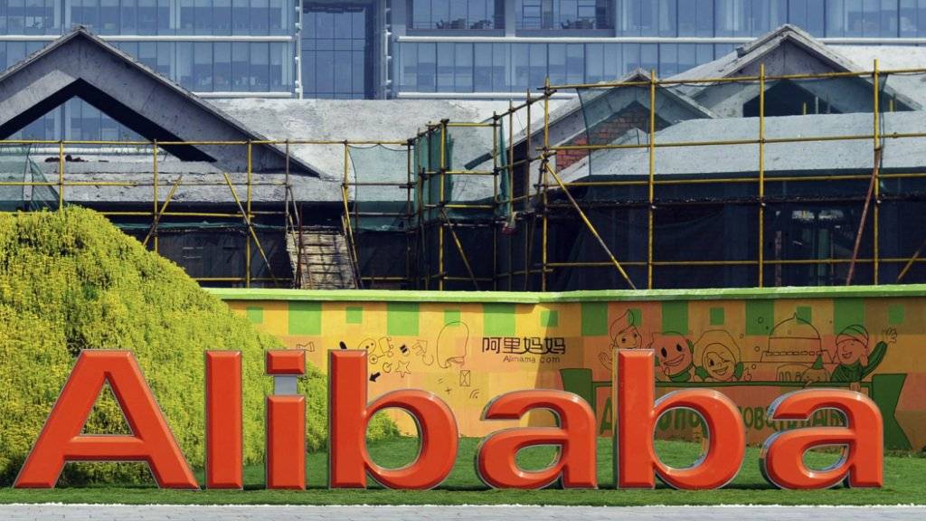 Die Geschäfte des chinesischen Internet-Händlers Alibaba laufen noch besser als erwartet: Der Umsatz stieg im vergangenen Quartal um mehr als die Hälfte. (Archiv)