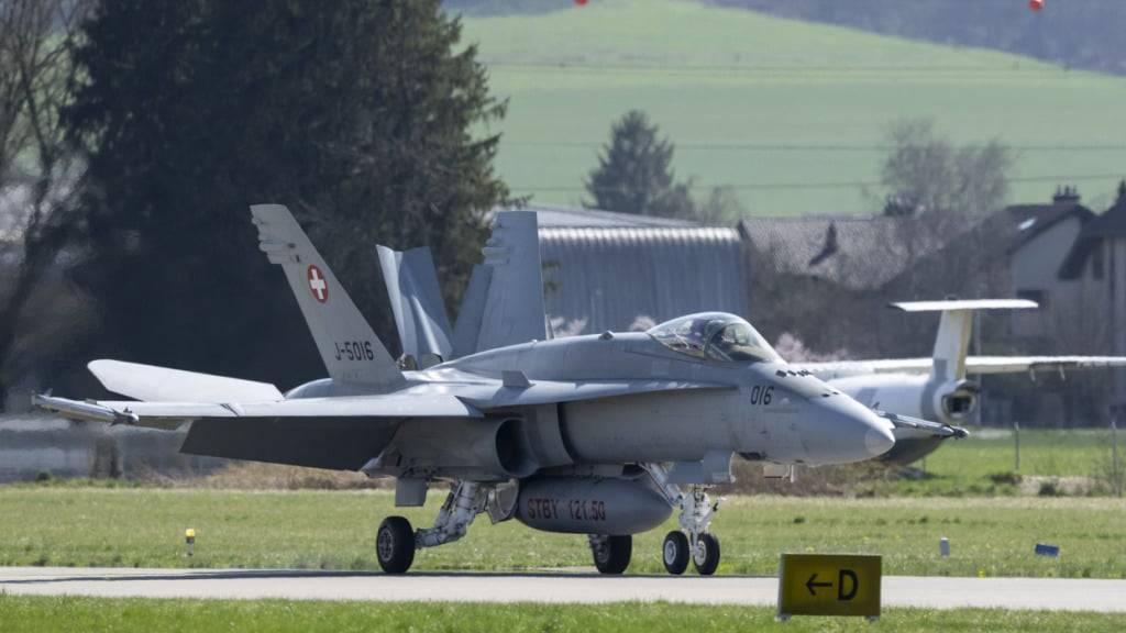 Ein Kampfflugzeuge des Typs F/A-18 der Schweizer Armee auf dem Flughafen Bern-Belp. Die Armee erhöht während zwei Wochen deren Bereitschaft für Einsätze im Luftpolizeidienst. (Archivbild)