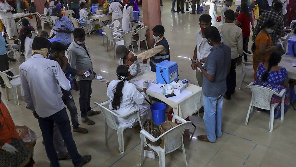 Zahlreiche Menschen werden registriert und gegen das Coronavirus geimpft. Jeder Erwachsene in Indien hat nun Anspruch auf eine kostenlose Impfung, die von der Regierung bezahlt wird. Foto: Mahesh Kumar A/AP/dpa