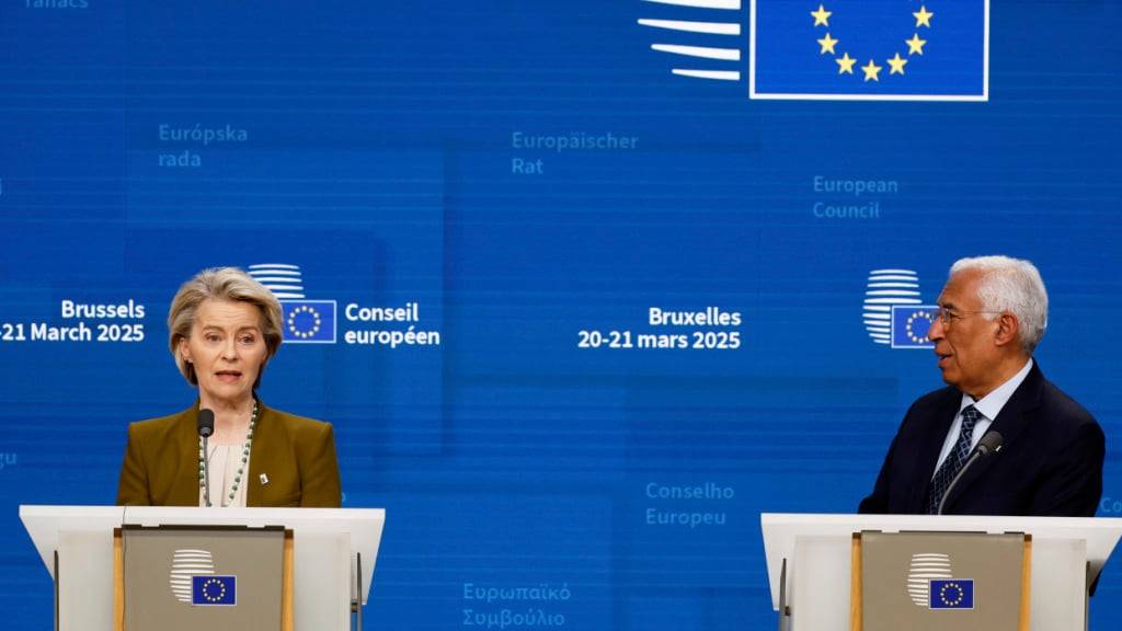 ARCHIV - Die Präsidentin der Europäischen Kommission, Ursula von der Leyen (l) und der Präsident des Europäischen Rates, António Costa, sprechen bei einer Medienkonferenz zum Abschluss eines EU-Gipfels. Foto: Geert Vanden Wijngaert/AP/dpa