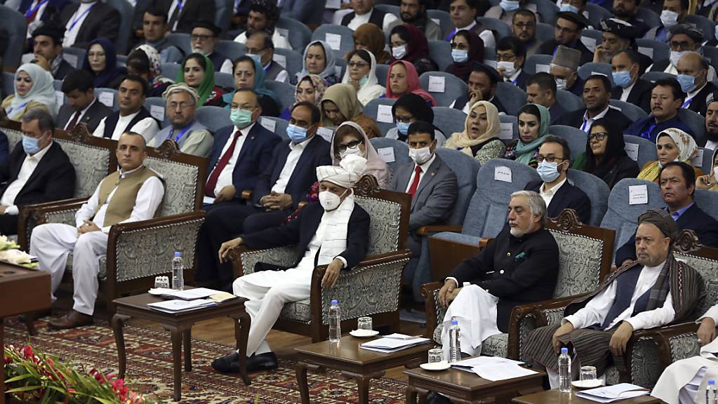 Aschraf Ghani (M), Präsident von Afghanistan,  trägt bei der Loja Dschirga eine Atemschutzmaske. Foto: Rahmat Gul/AP/dpa