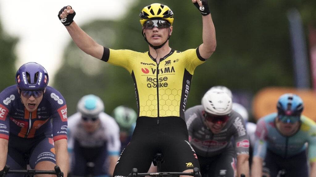 Der niederländische Sprintspezialist Olav Kooij freut sich über seinen Etappensieg am diesjährigen Giro